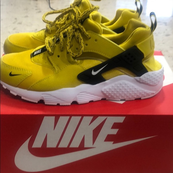 Nike Other - Nike Huarache Run SE Size 5Y